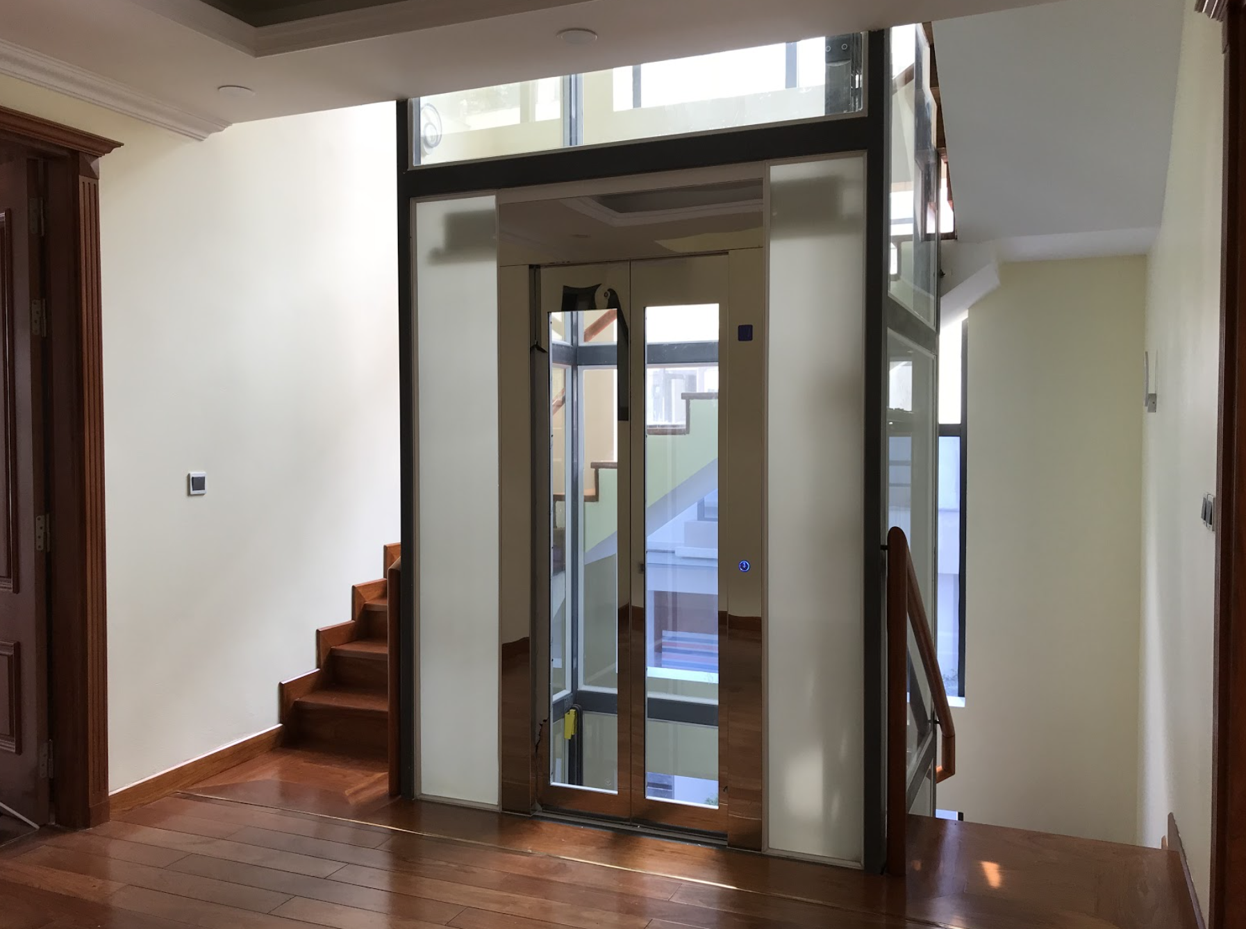 THANG MÁY KÍNH: ƯU NHƯỢC ĐIỂM VÀ LƯU Ý KHI LẮP ĐẶT