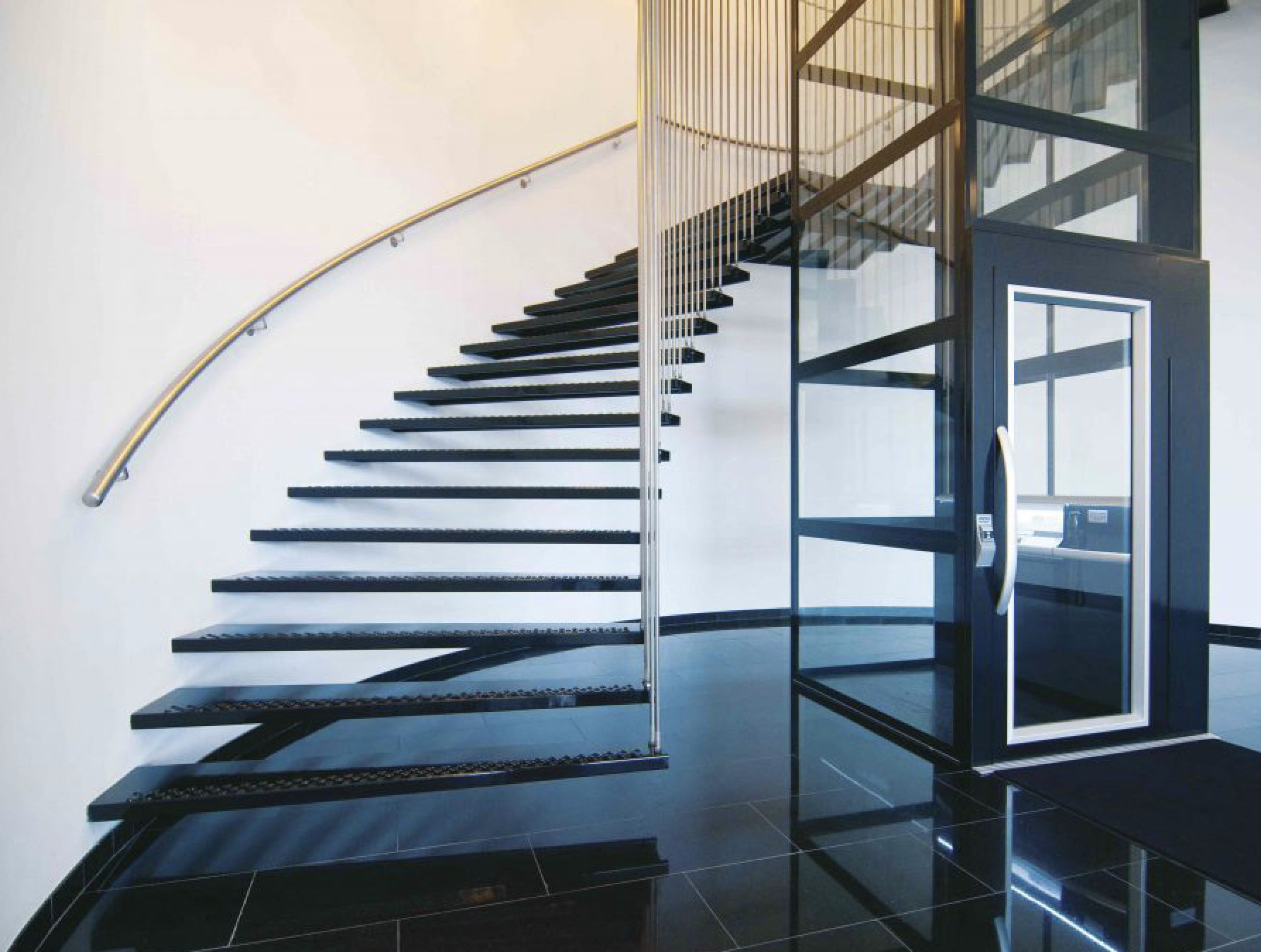 VÌ SAO THANG MÁY KÍNH THƯỜNG CÓ GIÁ CAO HƠN? GIẢI THÍCH TỪ GÓC NHÌN KỸ THUẬT VÀ KIẾN TRÚC