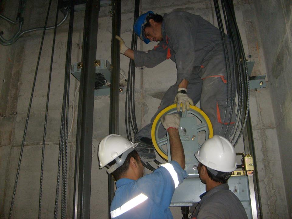5 DẤU HIỆU CẢNH BÁO THANG MÁY CẦN BẢO TRÌ GẤP